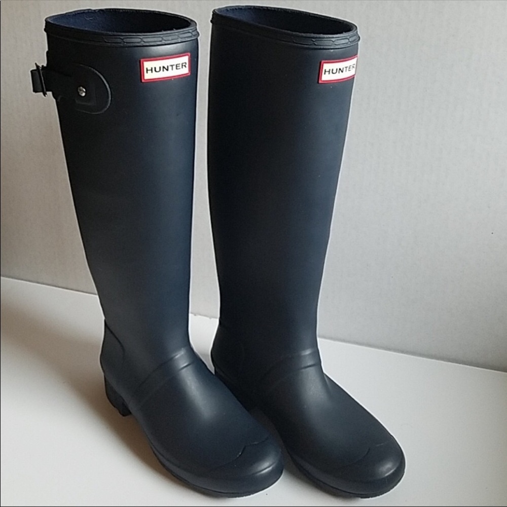 Size 8 navy Hunter boots